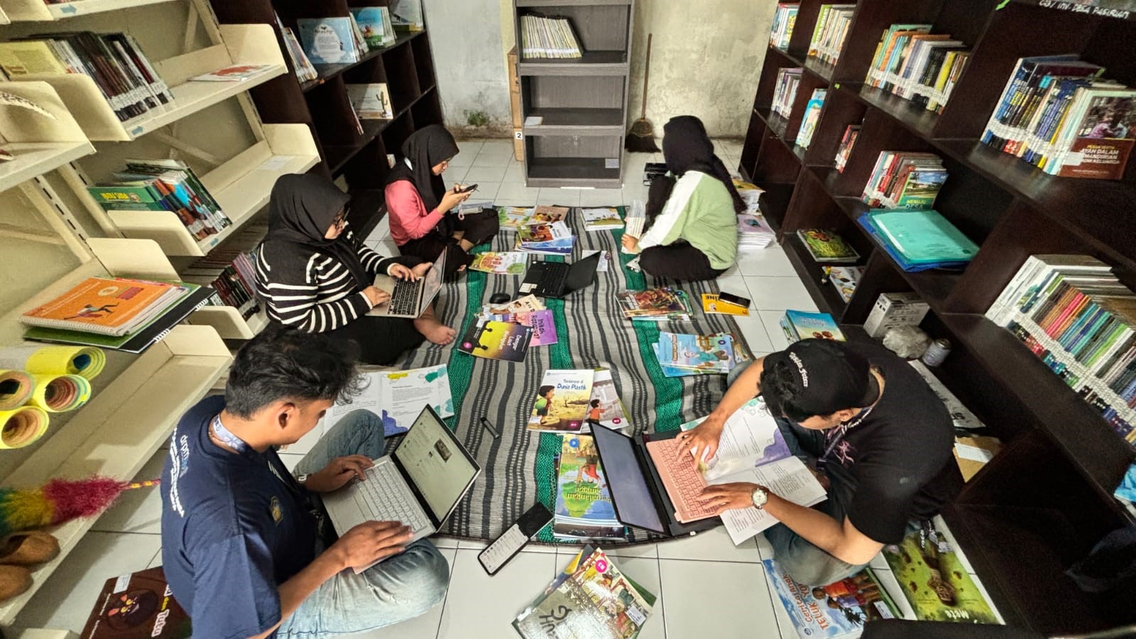 Revitalisasi Perpustakaan Desa “Pasirian Pintar”  bersama KKN Tematik Literasi - MMD UB